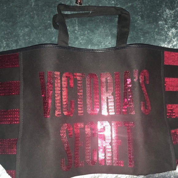 Victoria's Secret Handbags - NWT VICTORIA’S SECRET OVERNIGHT BAG